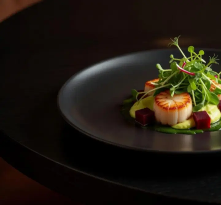 Elegancka przystawka serwowana w luksusowej restauracji Nocna Strefa