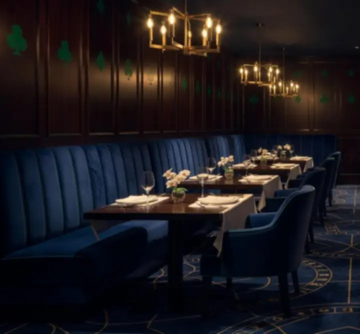 Wieczorna atmosfera w restauracji Nocna Strefa z nastrojowym oświetleniem i eleganckimi stolikami.
